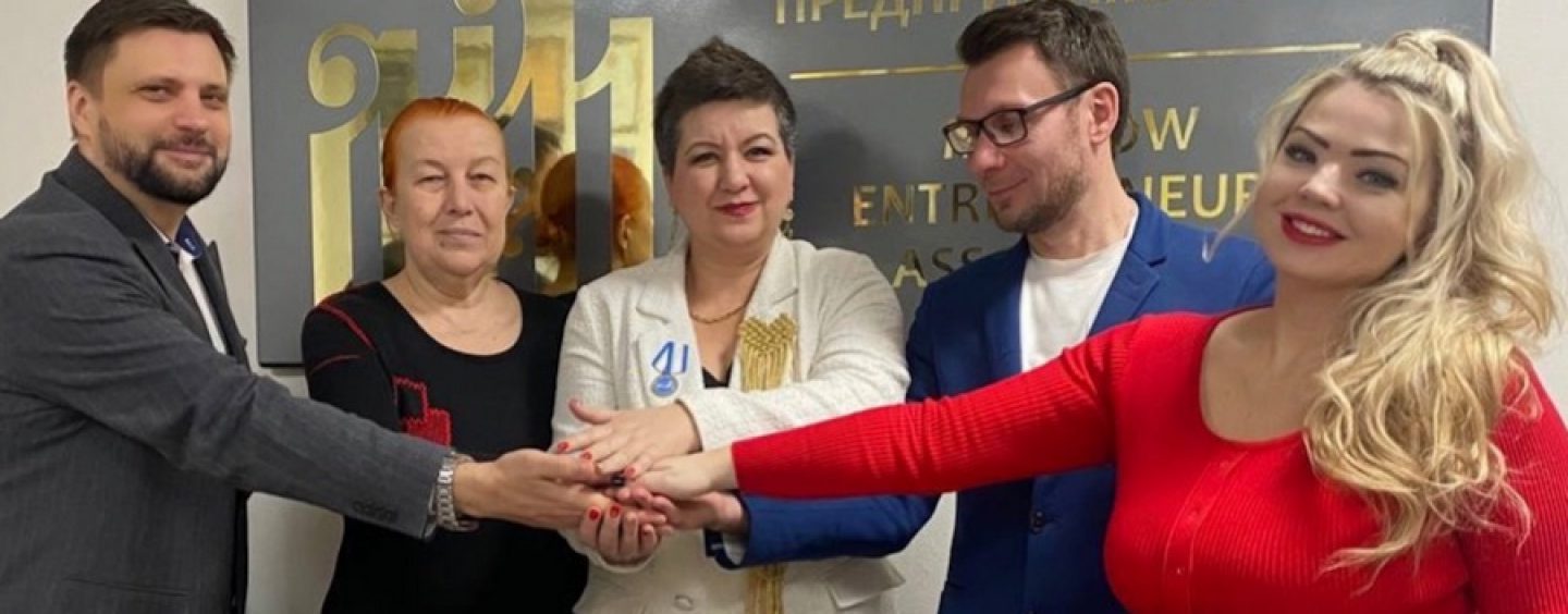 В Москве представили книгу о том, как предсказывать системные кризисы и не стать жертвой мошенников